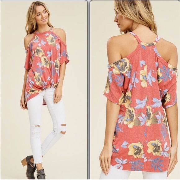 Trindy Clozet Boutique Tops - Floral Front Twist Tee
